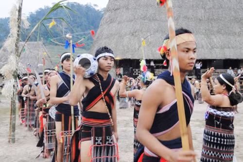 Jarrones de los Co Tu, recipiente de creencias y cultura ảnh 1