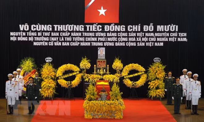 Realizan acto fúnebre en memoria de Do Muoi, exsecretario general del Partido Comunista de Vietnam ảnh 1