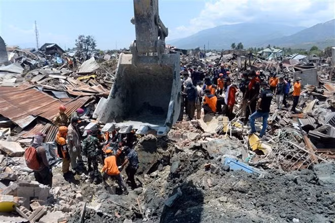 Millones de litros de combustible transportados a áreas afectadas por tsunami en Indonesia ảnh 1