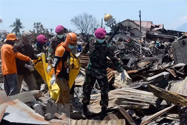 Más de mil personas permanecerían desaparecidas tras desastres en Indonesia ảnh 1