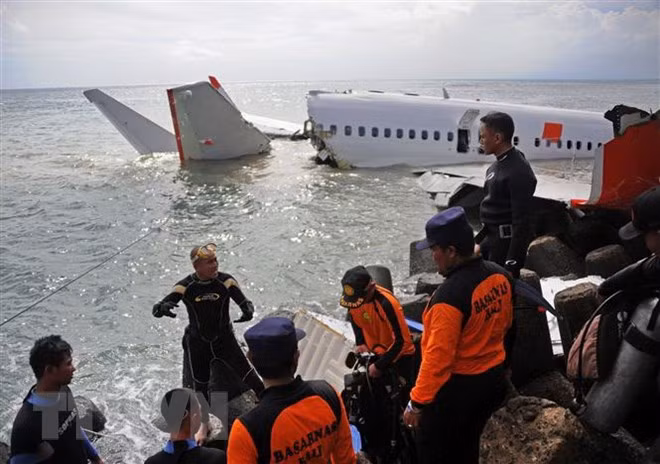 No reportan pasajeros vietnamitas en avión accidentado en Indonesia ảnh 1 No reportan pasajeros vietnamitas en avión accidentado en Indonesia ảnh 1
