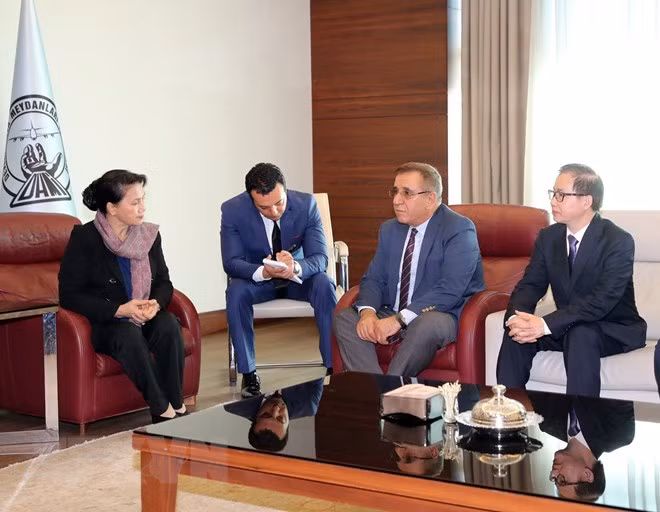 Presidenta de la Asamblea Nacional de Vietnam arriba a ciudad turca de Estambul ảnh 1