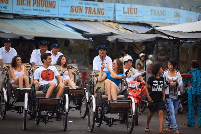 Vietnam atrae a casi 13 millones de turistas internacionales en 10 meses de 2018 ảnh 1