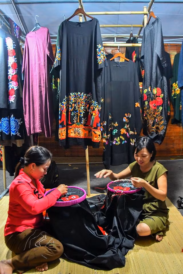 Colores del otoño tiñen a la moda en Vietnam ảnh 4