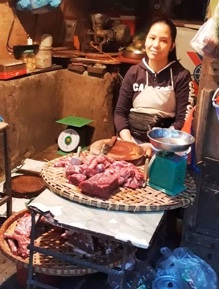 Vendedoras ambulantes: las reinas de Hanoi ảnh 4