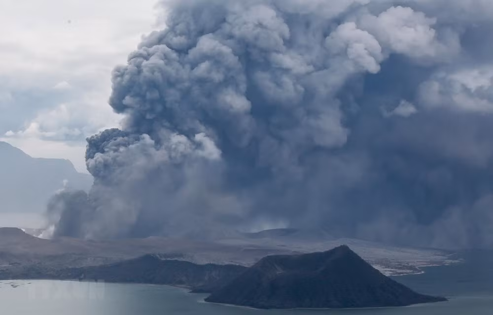 Refuerza Filipinas medidas de evacuación ante temor de resurgencia del volcán Taal ảnh 1