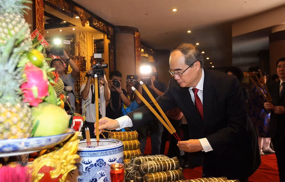 Rinden en Ciudad Ho Chi Minh homenaje a los primeros monarcas vietnamitas ảnh 1