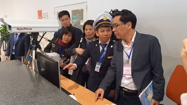  Inspeccionan labores preventivas del virus nCoV en aeropuertos de Vietnam ảnh 1