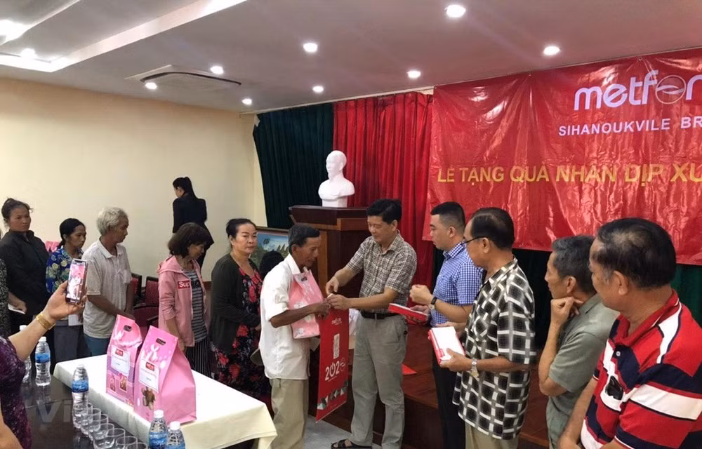  Consulado General de Vietnam en Camboya apoya a personas desfavorecidas ảnh 1