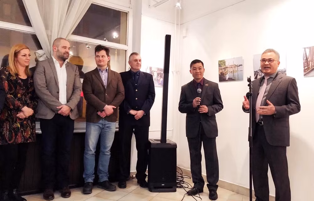 Exhibición fotográfica da inicio a actividades por 70 años de lazos Vietnam-Hungría ảnh 1