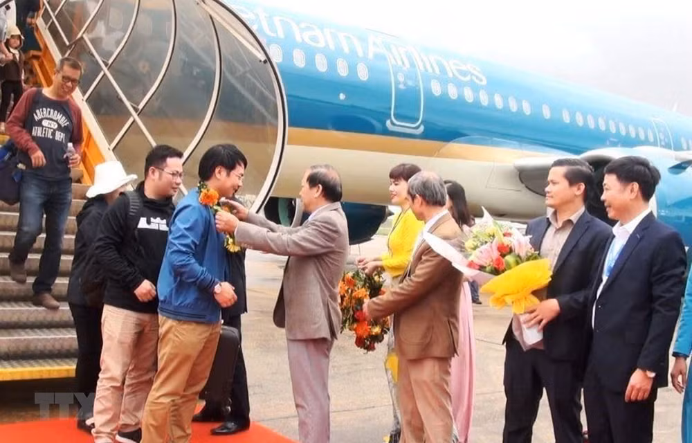 Vietnam Airlines recibe a los primeros pasajeros del Año Nuevo ảnh 1