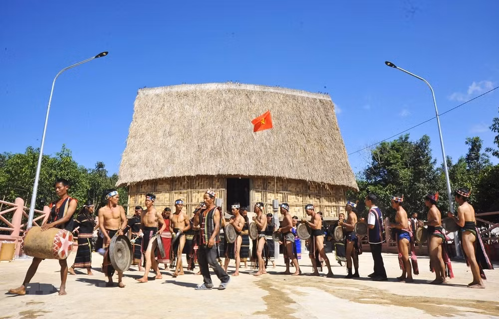 Ceremonia de inauguración de casa Rong de la etnia Bahnar ảnh 1