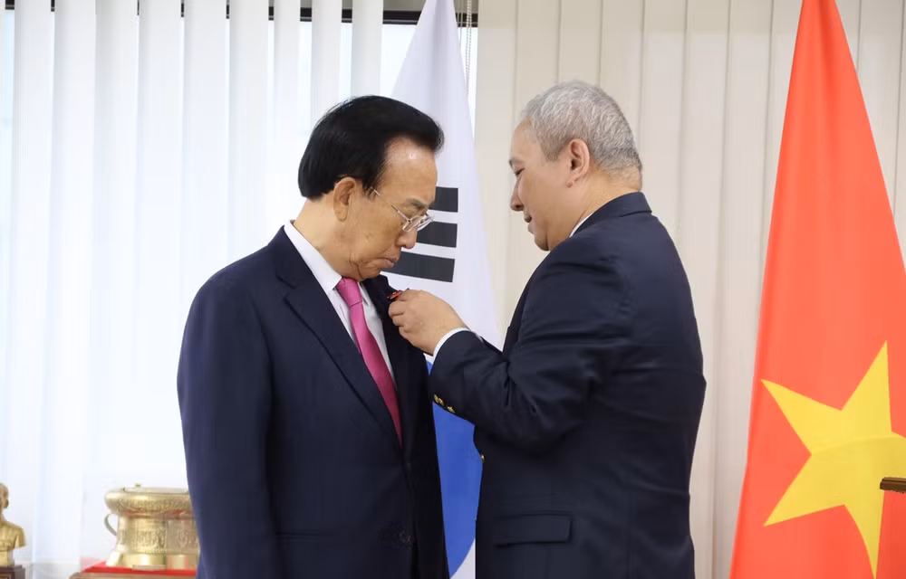 Recibe exgobernador de provincia sudcoreana distinción de Vietnam ảnh 1