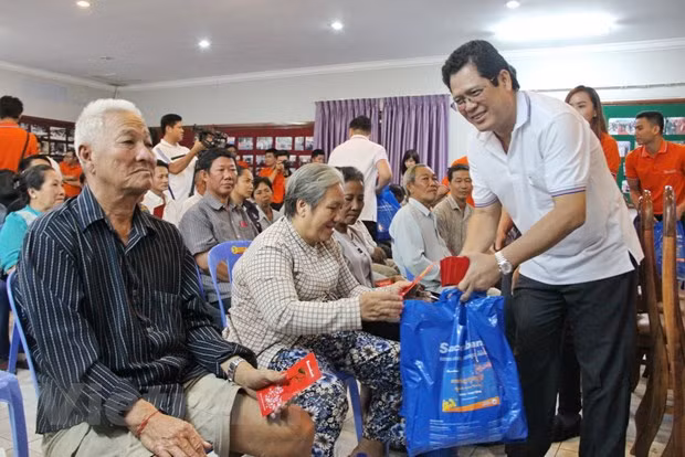 Ofrecen regalos a familias de origen vietnamita en Camboya ảnh 1