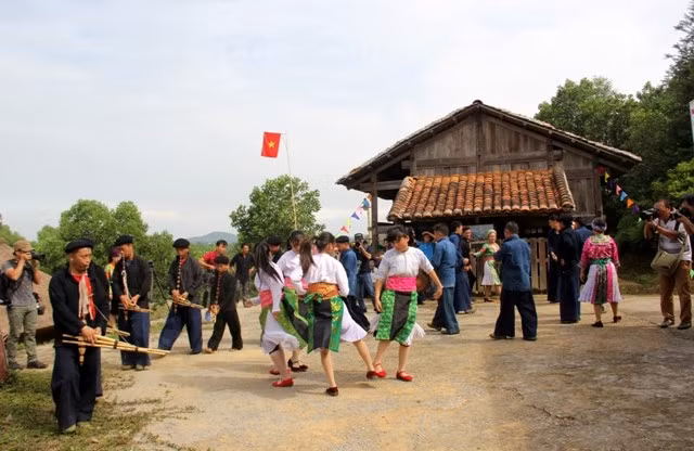 Festividad en honor de colores culturales de las etnias vietnamitas ảnh 1