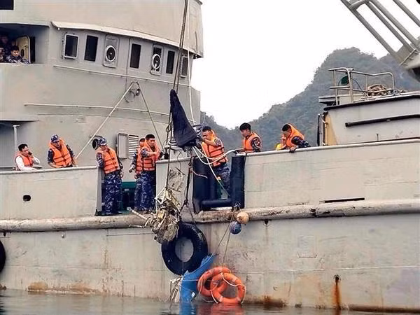 Encuentran cuerpo de cuarta víctima en el accidente de helicóptero en Quang Ninh ảnh 1 Encuentran cuerpo de cuarta víctima en el accidente de helicóptero en Quang Ninh ảnh 1