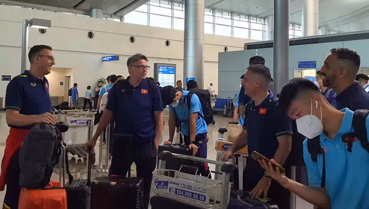 Selección vietnamita de fútbol llega a Camboya para SEA Games 32 ảnh 2