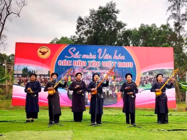 La Aldea de Cultura y Turismo de las Etnias de Vietnam muestra la cultura única de grupos étnicos ảnh 1