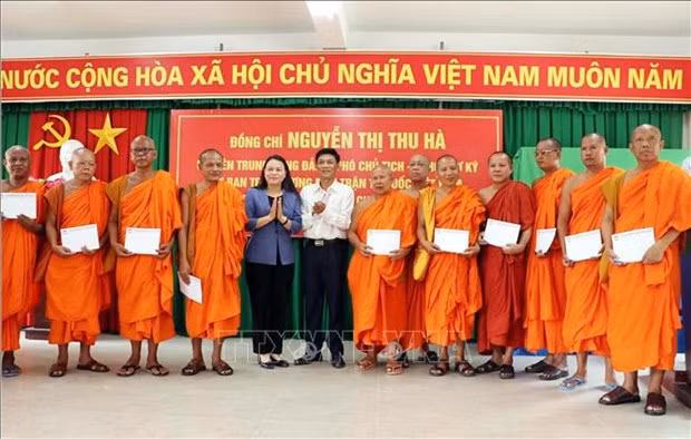 Felicitan a pueblo Khmer en localidad vietnamita por su fiesta Chol Chnam Thmay ảnh 1