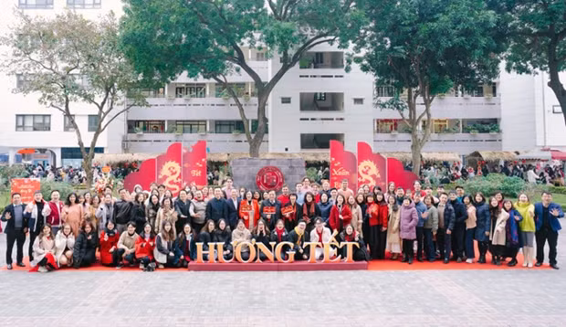 Estudiantes extranjeros experimentan ambiente del Año Nuevo Lunar en Vietnam ảnh 3