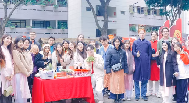 Estudiantes extranjeros experimentan ambiente del Año Nuevo Lunar en Vietnam ảnh 1