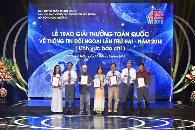 Entregan premio de concurso vietnamita al periodista francés ảnh 1