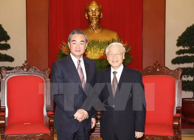 Máximo dirigente partidista de Vietnam recibe a canciller chino ảnh 1