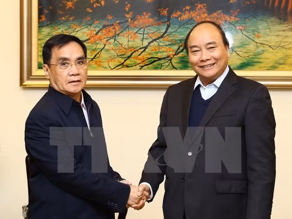 Vietnam siempre atesora vínculos especiales con Laos, afirma premier Xuan Phuc ảnh 1