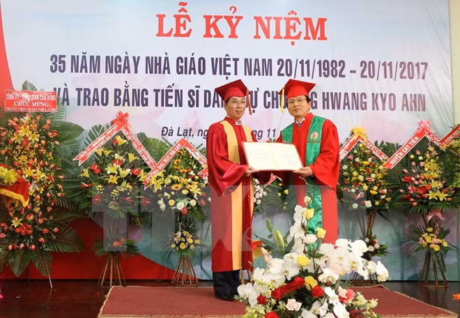 Expremier de Sudcorea recibe doctorado honorífico de universidad vietnamita ảnh 1 Expremier de Sudcorea recibe doctorado honorífico de universidad vietnamita ảnh 1