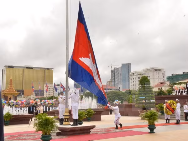 Camboya celebra aniversario 64 del Día de la Independencia ảnh 1