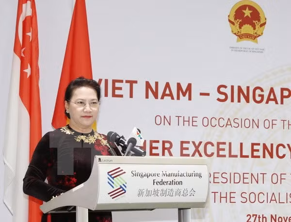 Presidenta del Parlamento vietnamita asiste a Diálogo empresarial Vietnam-Singapur ảnh 1