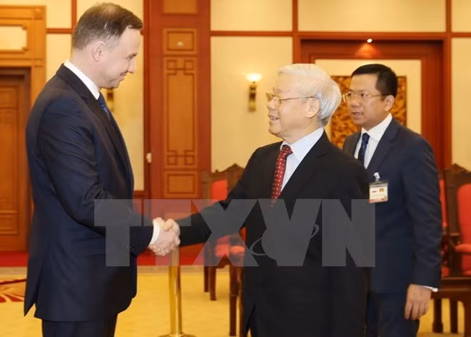 Máximo líder político de Vietnam afirma amistad con Polonia ảnh 1