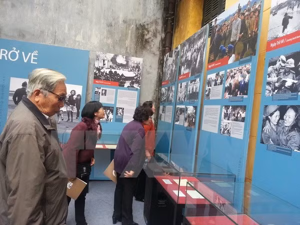 Efectúan en Hanoi exposición sobre victoria de Dien Bien Phu aéreo ảnh 1