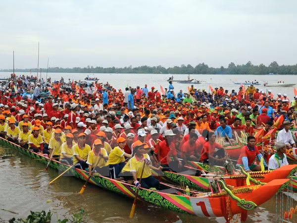 Celebran regata de comunidad Khmer en Vietnam ảnh 1