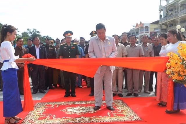 Inauguran monumento de Amistad Vietnam-Camboya en Steung Treng ảnh 1