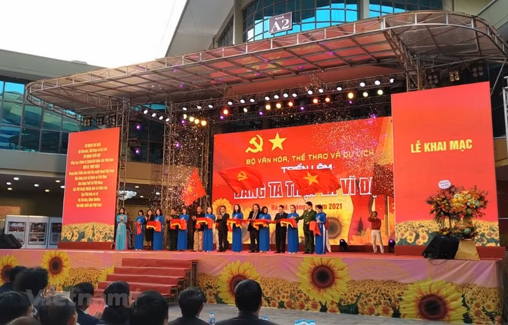 Resalta exposición en Hanoi liderazgo del Partido Comunista de Vietnam ảnh 1 Resalta exposición en Hanoi liderazgo del Partido Comunista de Vietnam ảnh 1