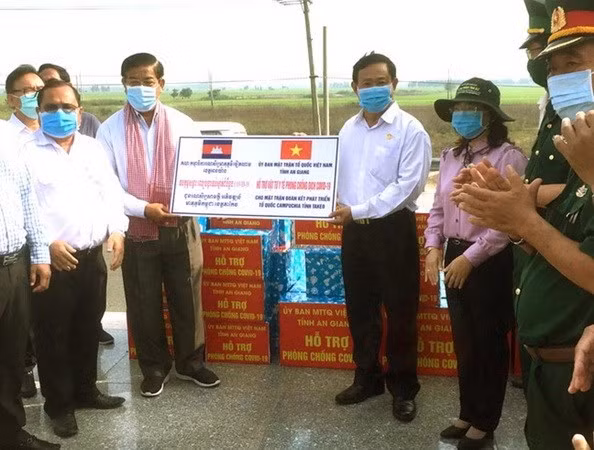 Apoyan a khmeres de origen vietnamita en Camboya en lucha contra el COVID-19 ảnh 1