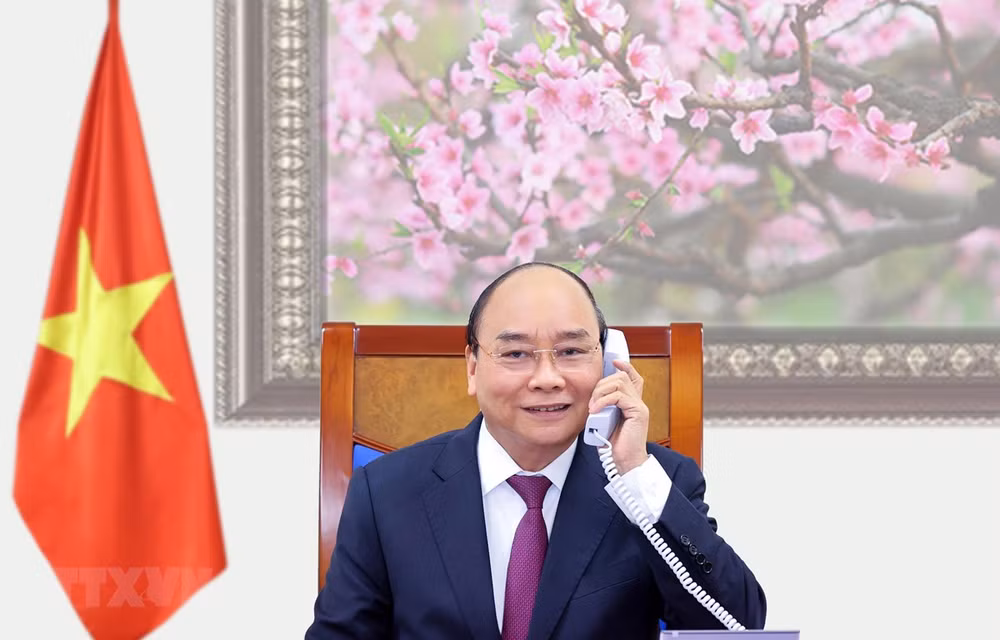 Premier de Vietnam mantiene conversaciones telefónicas con dirigentes de Laos y Camboya ảnh 1