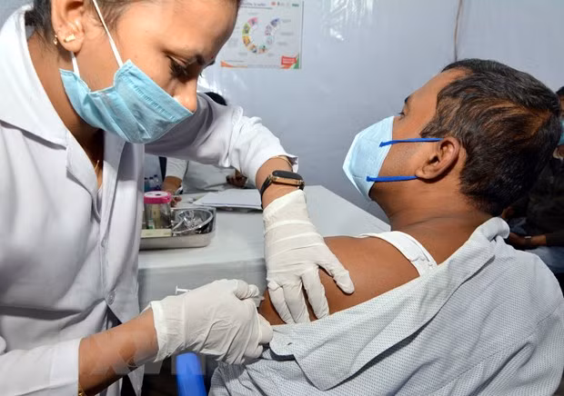Indonesia aplica vacunación contra el COVID-19 a cinco mil periodistas ảnh 1