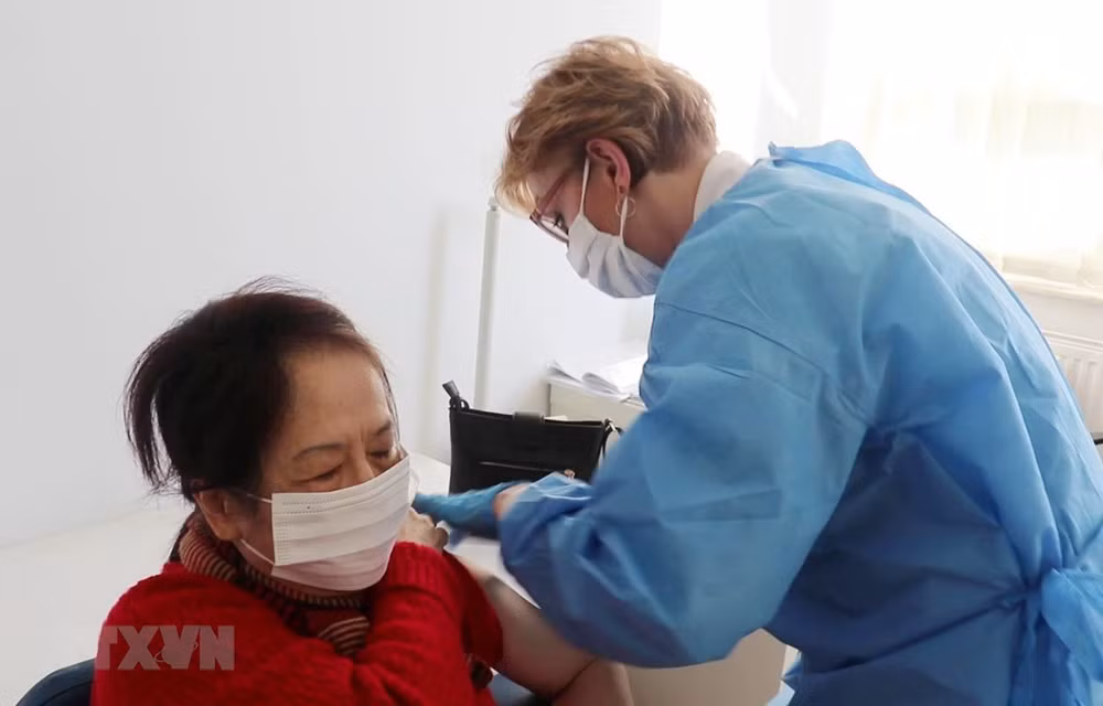 Centro de Salud Vietnam – Polonia aplica vacuna contra el COVID-19 ảnh 1