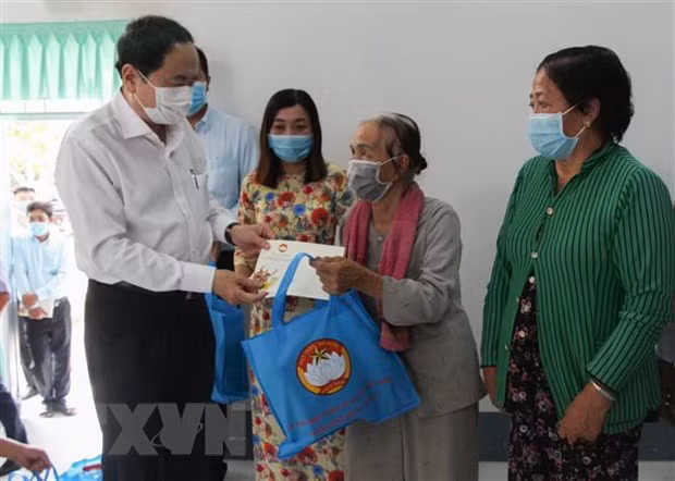 Entregan regalos del Tet a familias desfavorecidas en provincia sureña de Hau Giang ảnh 1