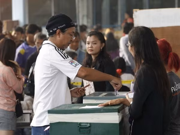 Mayoría de los tailandeses indecisos de participar en referendo, según encuesta ảnh 1