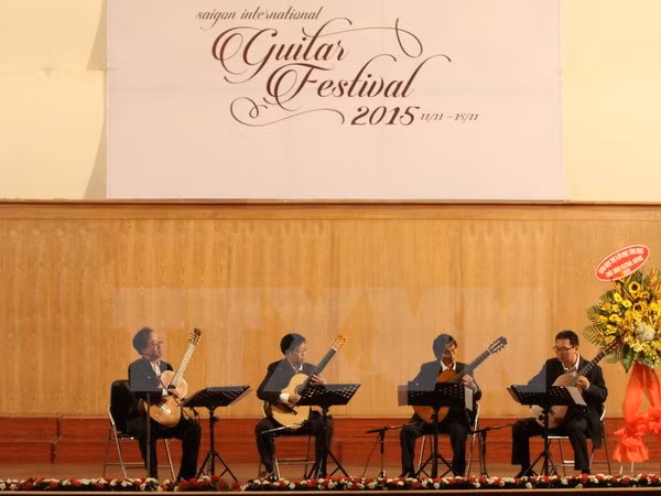 Famosos artistas asisten a Festival de la Guitarra Saigon 2015 ảnh 1