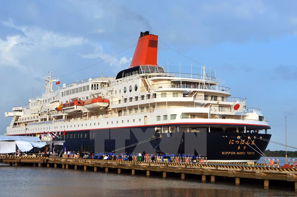 Barco de jóvenes sudesteasiáticos llega a ciudad vietnamita ảnh 1