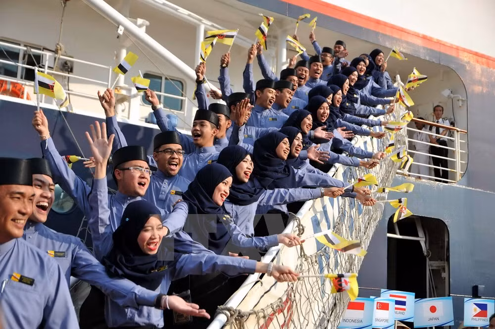 Barco de jóvenes sudesteasiáticos llega a ciudad vietnamita ảnh 2