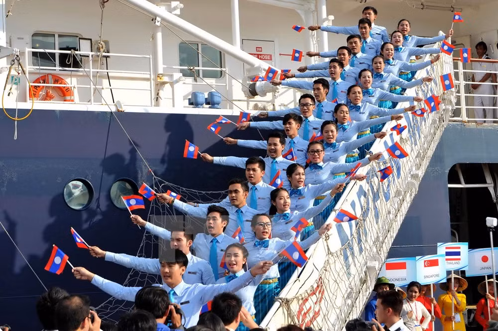 Barco de jóvenes sudesteasiáticos llega a ciudad vietnamita ảnh 3