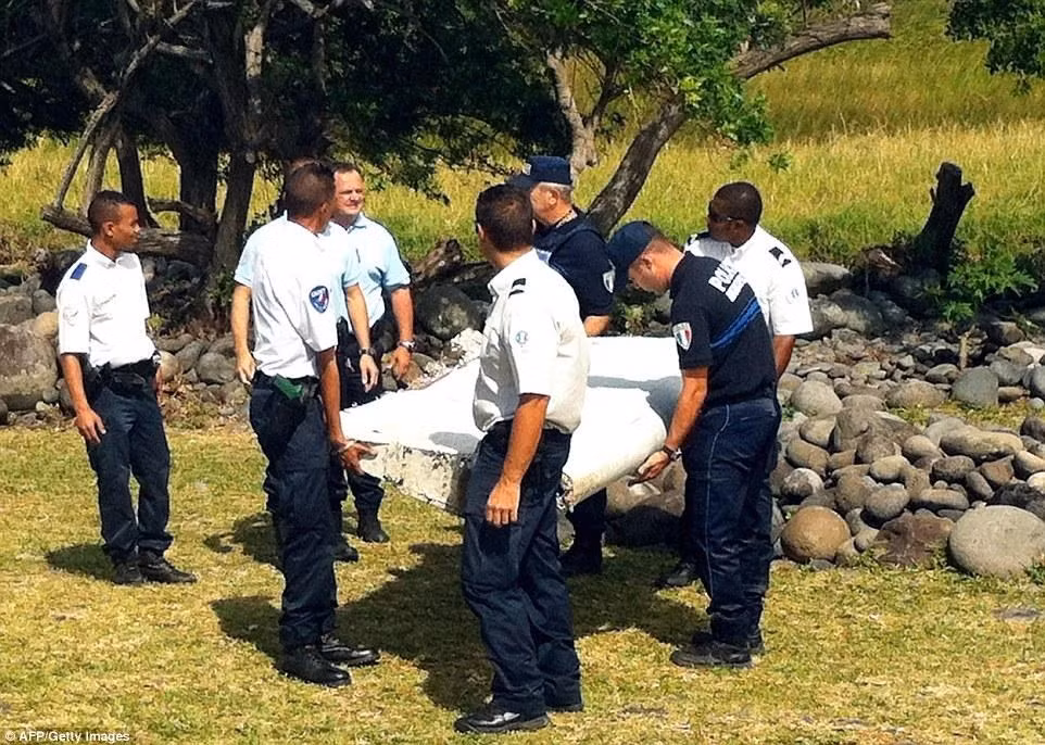 Sospechoso pertrecho de MH370 varado en isla francesa de Reunión ảnh 1