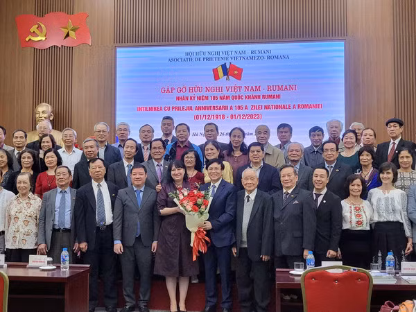 Enriquecen solidaridad y cooperación integral Vietnam-Rumania ảnh 1 Enriquecen solidaridad y cooperación integral Vietnam-Rumania ảnh 1