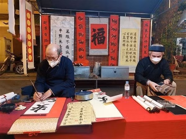Celebran diversas actividades en ciudades vietnamitas en saludo al Tet ảnh 1