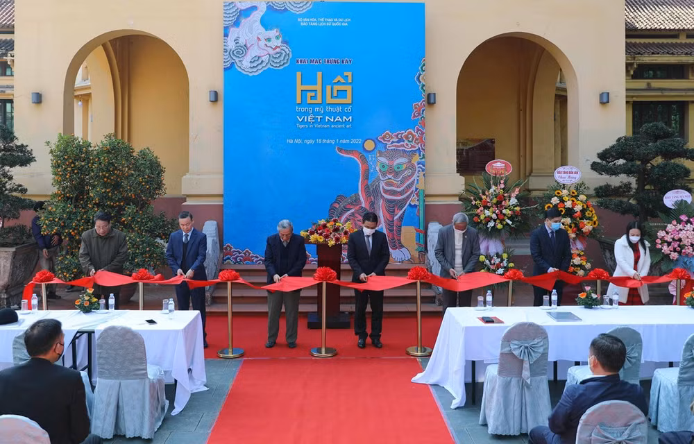 Presentan imágenes del tigre a lo largo de dos mil años en el arte vietnamita ảnh 1